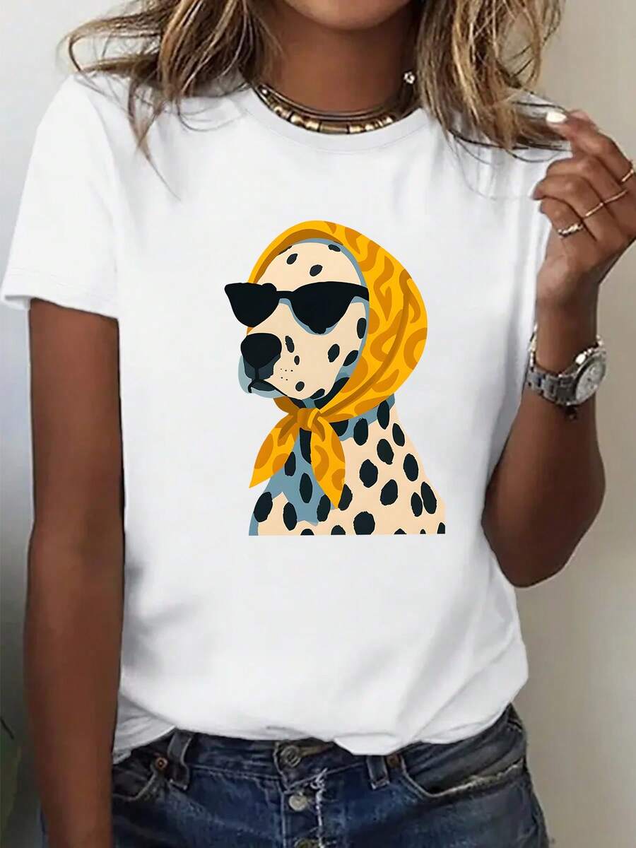 Plus Size, Women's T-Shirt With A Spotted Dog Wearing Fashionable Glasses And A Yellow Bandana, With Letter Print, Plus Size, Round Neck. - 白色 - 查看 1
