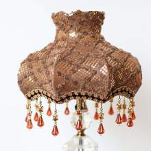 Pantalla de lámpara de tela con borlas y lentejuelas en forma de rosa 3D, estilo vintage americano hecho a mano. Adecuado para lámpara de mesa y lámpara de pie. Iluminación decorativa para dormitorio y fiesta. - marrón - Ver 2