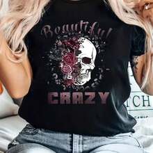 Camiseta informal de manga corta para mujer, ligeramente elástica, con estampado de rosas y calaveras. - Negro - Ver 1