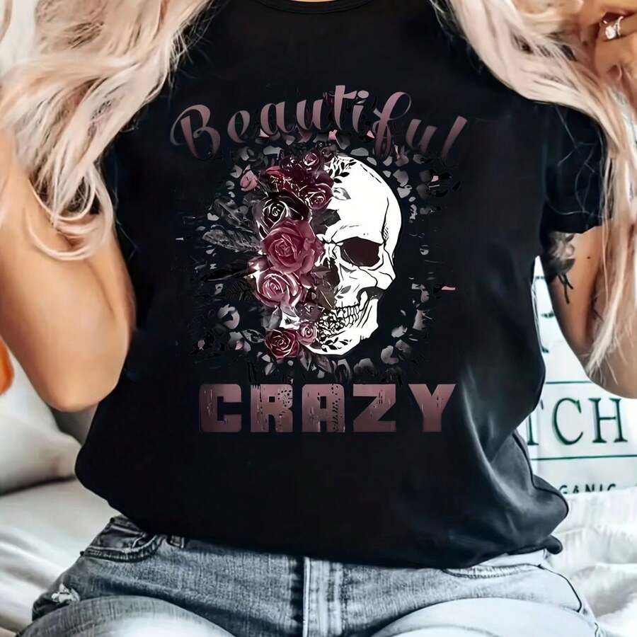Camiseta informal de manga corta para mujer, ligeramente elástica, con estampado de rosas y calaveras. - Negro - Ver 1