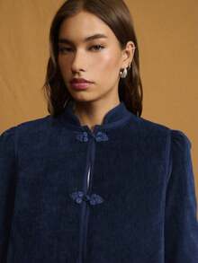 Chaqueta de terciopelo a medida con cuello alto y botones chinos detallados, que ofrece una silueta elegante y formal ideal para atuendos de invierno de mujer, vestimenta refinada para fiestas, estilo de verano y looks elevados de primavera. - Azul marino 2 - Ver 3