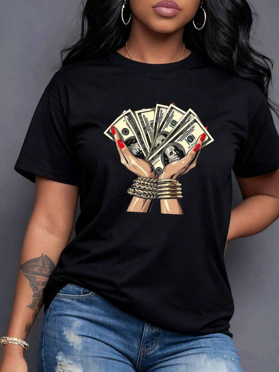 A Woman's Hands Holding One Hundred Dollar Bills Tied With Gold Bracelets, A Powerful Symbol Of Ambition, Luxury, Power, And The Essence Of Female Financial Success. Women's T-Shirt, 100% Cotton, Maija Curvy Women. - 黑色 - 查看 1