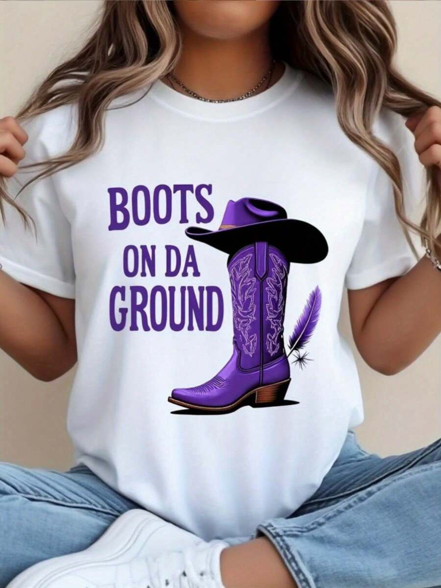 Camiseta gráfica con botas de vaquero púrpura y un sombrero. Camiseta de cuello de tulación blanca de manga corta casual de las mujeres para eerano, hecha de material transpirable
