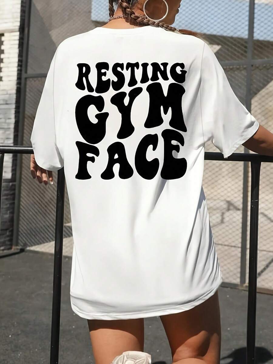 Una camiseta de manga corta con un diseño divertido que se alinea con las preferencias culturales en línea de los grupos más jóvenes.Combina bien con pantalones cortos estilo Y y zapatillas deportivas, transmitiendo un estilo relajado y divertido.Camiseta Y2k - Negro - Ver 1