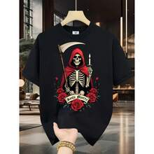 Camiseta Gráfica de Santa Muerte Guardiana Poderosa - Diseño Religión Popular Mexicana con Esqueleto Místico en Capa Real Azul, Guadaña, Rosas, Velas y Palomas Cuello Redondo Mezcla Suave para Hombres Mujeres Simbolismo Protección Espiritual, Ropa Gótica - Negro - Ver 1