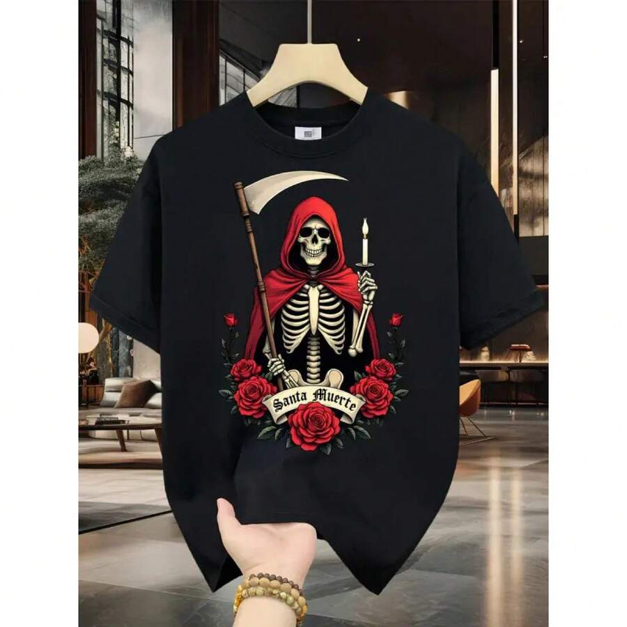 Camiseta Gráfica de Santa Muerte Guardiana Poderosa - Diseño Religión Popular Mexicana con Esqueleto Místico en Capa Real Azul, Guadaña, Rosas, Velas y Palomas Cuello Redondo Mezcla Suave para Hombres Mujeres Simbolismo Protección Espiritual, Ropa Gótica - Negro - Ver 1