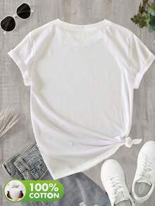 Camiseta suave 100% algodón. Fabricada con 100% algodón puro, esta tela es suave al contacto con la piel, transpirable y absorbe la humedad, garantizando comodidad sin retener el sudor. La prenda presenta un diseño de un gato durmiendo tranquilamente y un patrón de corazones. Camiseta de algodón transpirable, combina con todo y es genial. - Blanco - Ver 2