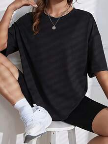 A Short-Sleeved T-Shirt With Pink Stripes On The Back, A Bow And Bag Design, Along With The Phrase 'C'Est La Vie', Giving It A Fresh And Stylish Look. Y2k T-Shirt - 黑色 - 查看 2
