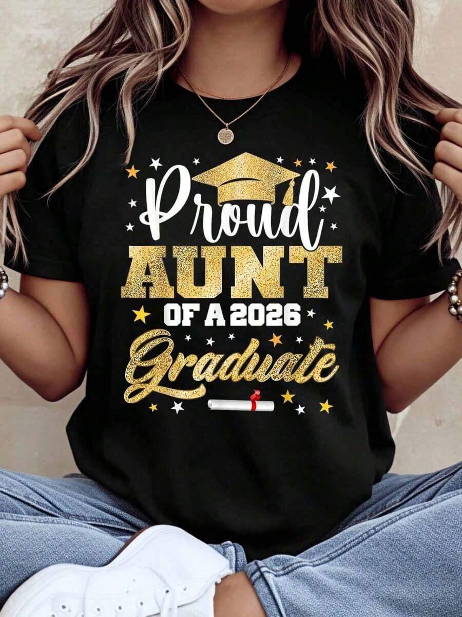 Camiseta de Tía Orgullosa de un Graduado de 2026 con Diseño de Birrete y Diploma para Celebración Familiar, Camiseta de Algodón Cómoda de 220g - Negro - Ver 1