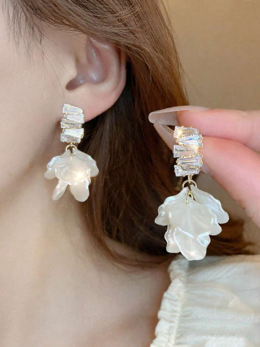 Đôi bông tai mùa hè đa năng, thanh lịch, sang trọng với thiết kế lấy cảm hứng từ thiên nhiên. - trắng - Xem 1