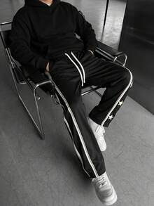 男士单条长裤，黑色侧条纹星形印花阔腿裤，透气面料，抗皱，可机洗/干洗，复古美式街头休闲风，适合滑板、通勤等场合。 - 黑色 - 查看 3