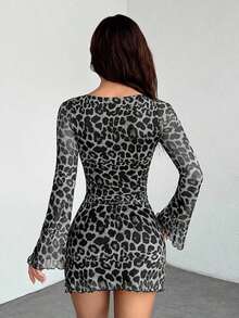Vestido corto de mujer con mangas campana y malla con estampado de leopardo - Multicolor 2 - Ver 2