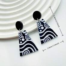 Bông tai dáng dài hình tam giác xoáy đen trắng - Bông tai họa tiết hình học trừu tượng bằng acrylic dành cho nữ, món trang sức tối giản hiện đại đầy cá tính. - hoa tai - Xem 3
