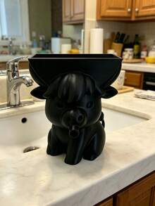1 pieza de estante de esponja con forma de vaca con agujeros de drenaje - Estante de almacenamiento de cocina con impresión 3D en forma de toro, caja de almacenamiento de esponjas con tema de toro, adecuado para fregaderos de cocina y encimeras de baño, fácil de limpiar, bordes plegables, diseño de drenaje, adecuado para fregaderos de baño, fregaderos de cocina, estantes de tazones, estantes de tazones de cocina y accesorios de fregadero de cocina (excluyendo esponjas) - Versión mejorada - Ver 7