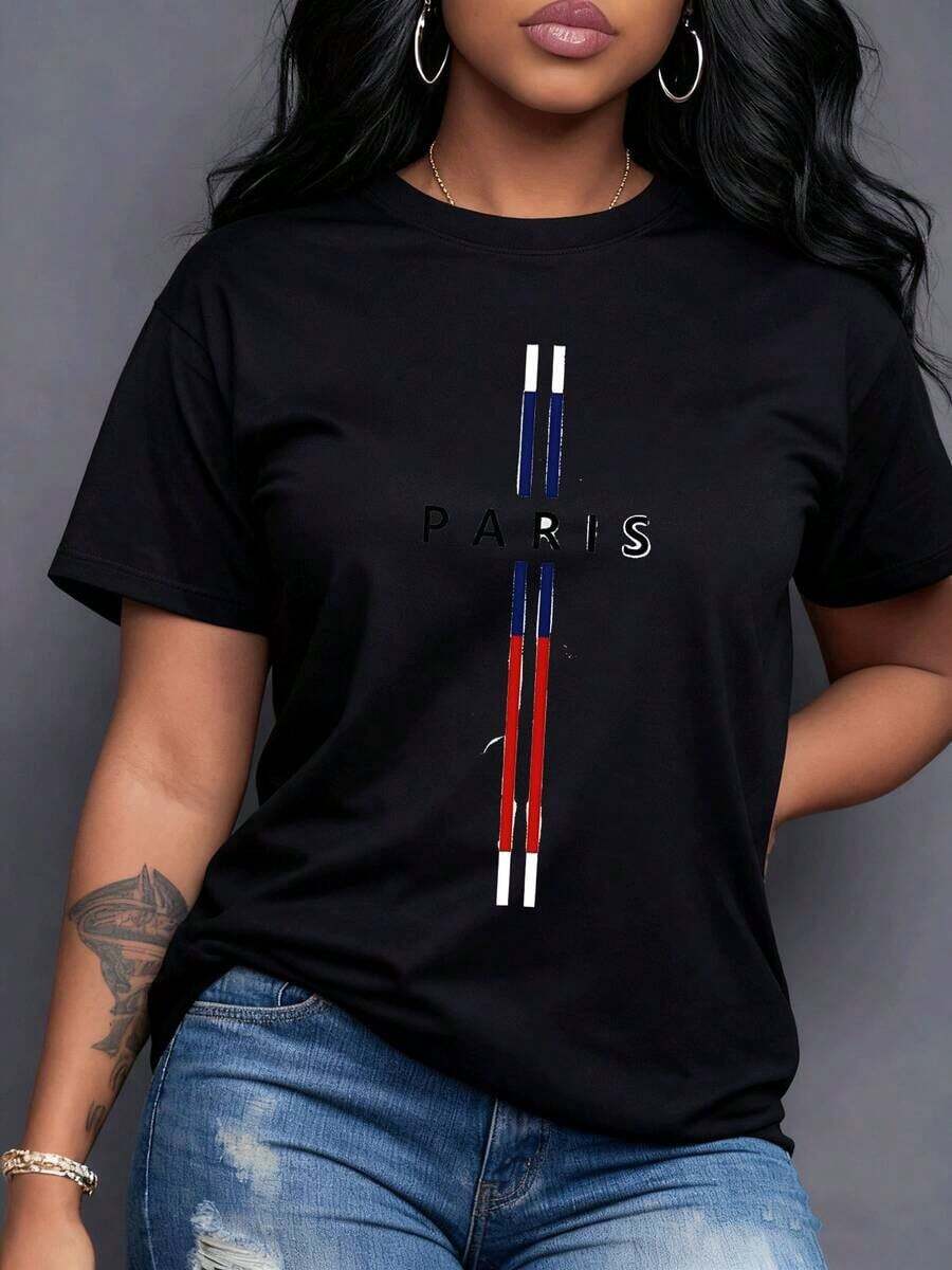 PARIS In Capital Letters With Vertical Stripes That Evoke The French Flag Blue, White And Red, A Tribute To Parisian Fashion, Perfect For A Casual Urban Look And Travel. Women's T-Shirt 220g, Comfortable, Breathable, Everyday Wear, Maija Women's Curvy. - 黑色 - 查看 1