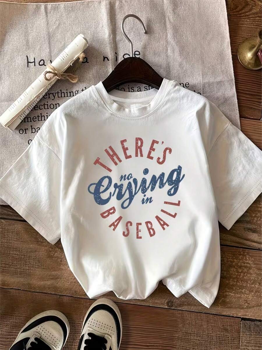 Camiseta blanca para mujer, 100% algodón, con el divertido estampado "No crying on the baseball field", una camiseta de manga corta con temática deportiva adecuada para partidos de softball, días de juego, fiestas en bares deportivos y uso diario. Lavable a máquina, no destiñe, de tacto suave, un atuendo ideal para entusiastas del softball. - Blanco - Ver 1