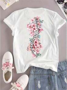Una camiseta casual de mujer con cuello redondo y diseño de música country, que presenta un estampado de doble cara de una calavera rosa y la palabra 'CRAZY'. Tiene un corte holgado con mangas cortas, es lavable a máquina, adecuada para todas las estaciones y es un elemento de estilo. - Blanco - Ver 2