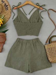 Conjunto informal de mujer con camiseta de tirantes con pliegues y nudo en el hombro, y pantalones cortos de unicolor - Verde militar - Ver 2