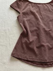 Áo thun ngắn tay kẻ sọc màu cà phê mới về dành cho nữ, áo crop top ôm sát cổ tròn hở lưng gợi cảm. - Cà phê nâu - Xem 6