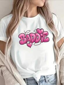 Camiseta de manga corta ligera y duradera, con un diseño de patrón BADDIE en color rosa, perfecta para uso casual, fiestas o salidas diarias, ofreciendo un ajuste cómodo para mujer, hecha de 100% algodón. - Blanco - Ver 7