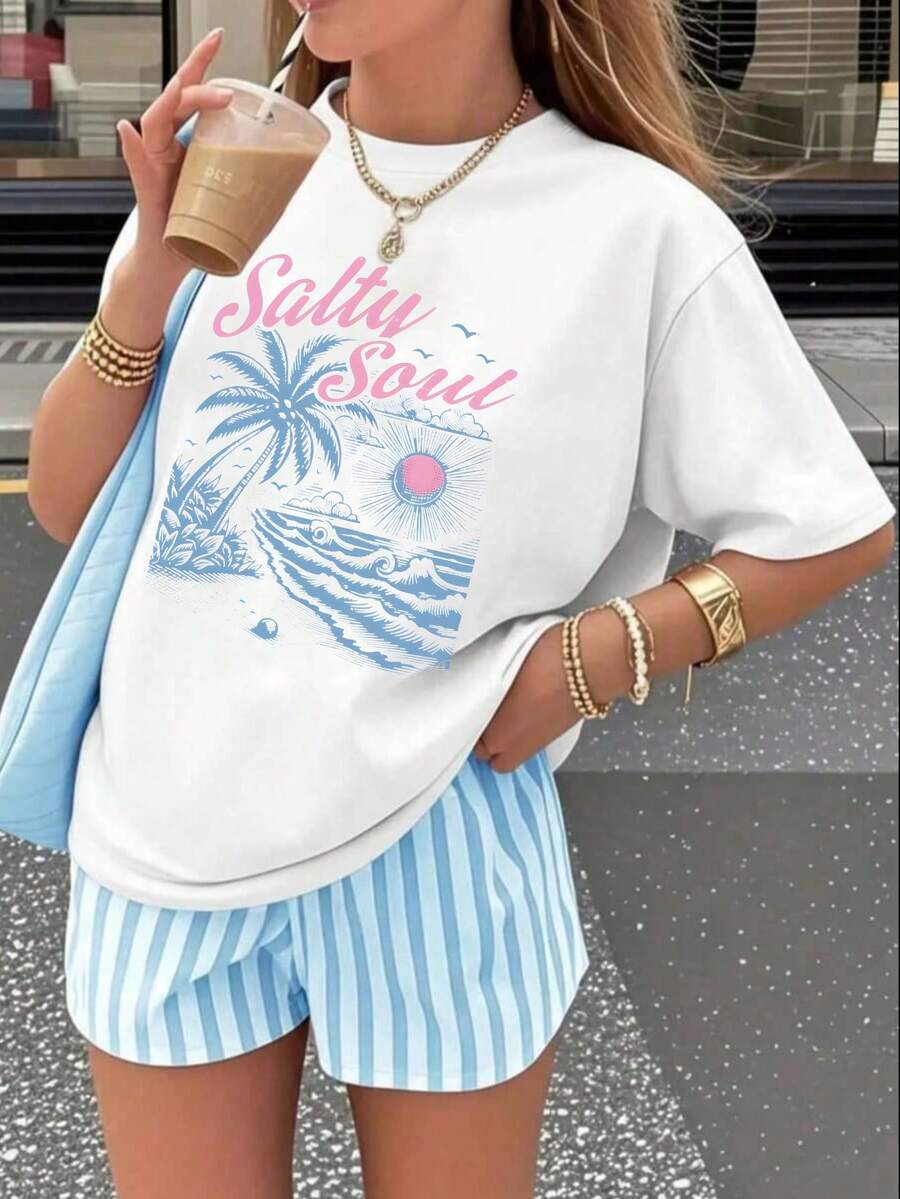Camiseta blanca oversize para mujer con estampado "Salty Soul" y playa, estilo veraniego y relajado Playera oversize blanca con diseño de playa y frase - YH476-Blanco - Ver 1