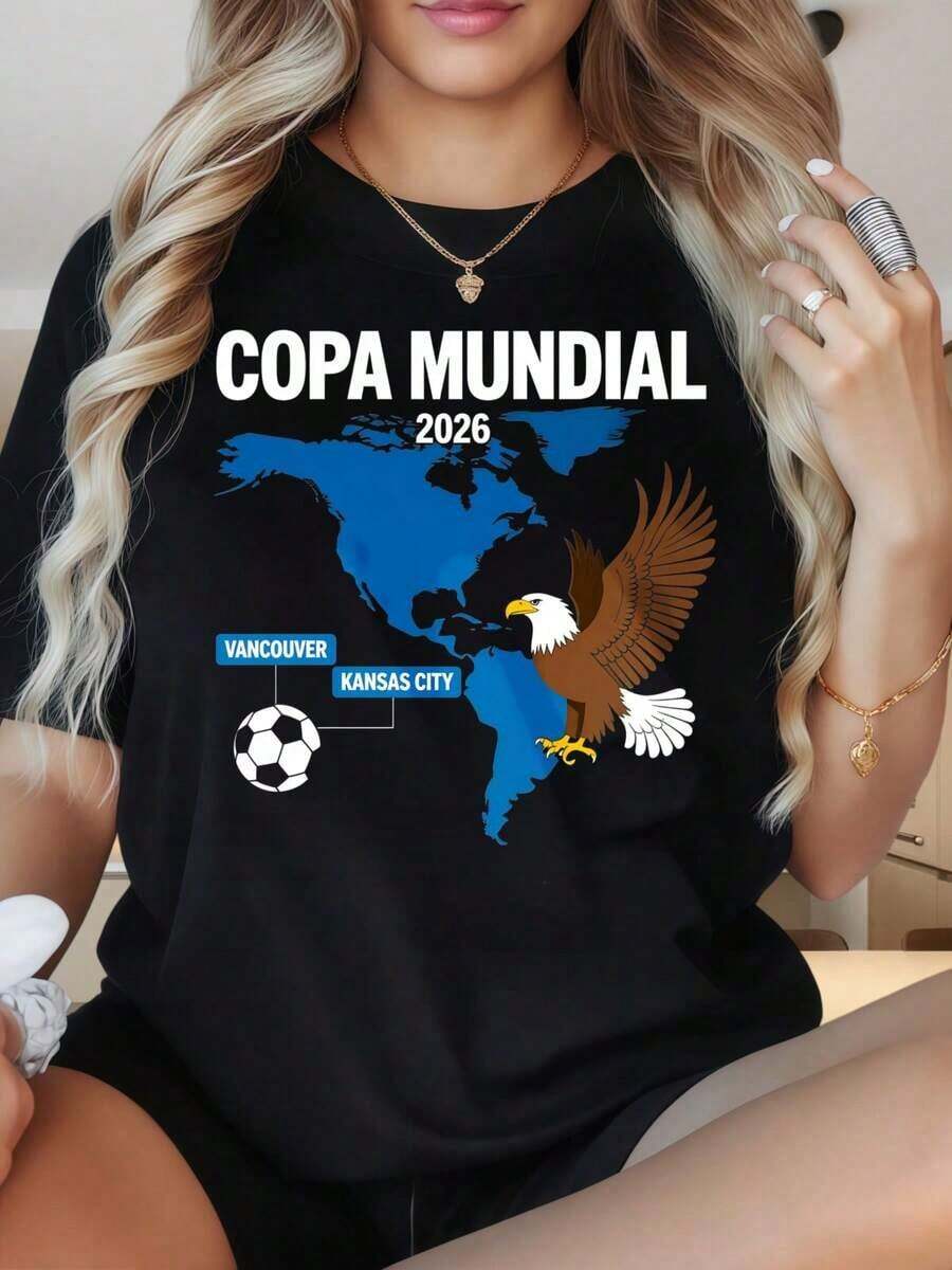 Camiseta de manga corta con cuello redondo para mujer, camiseta de fútbol de la Copa Mundial 2026 de EE. UU., diseño de mapa de Vancouver Kansas City Eagle. Estampados divertidos son adecuados para fiestas de Navidad, actividades deportivas, fiestas de vacaciones, salidas, deportes y otros regalos navideños. - Negro - Ver 1