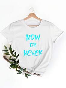 Camiseta blanca de mujer con estampado frontal con la frase 'ahora o nunca', diseñ para comodidad y uso informal adecu para tres diarios y un estilo de vida - Blanco - Ver 2