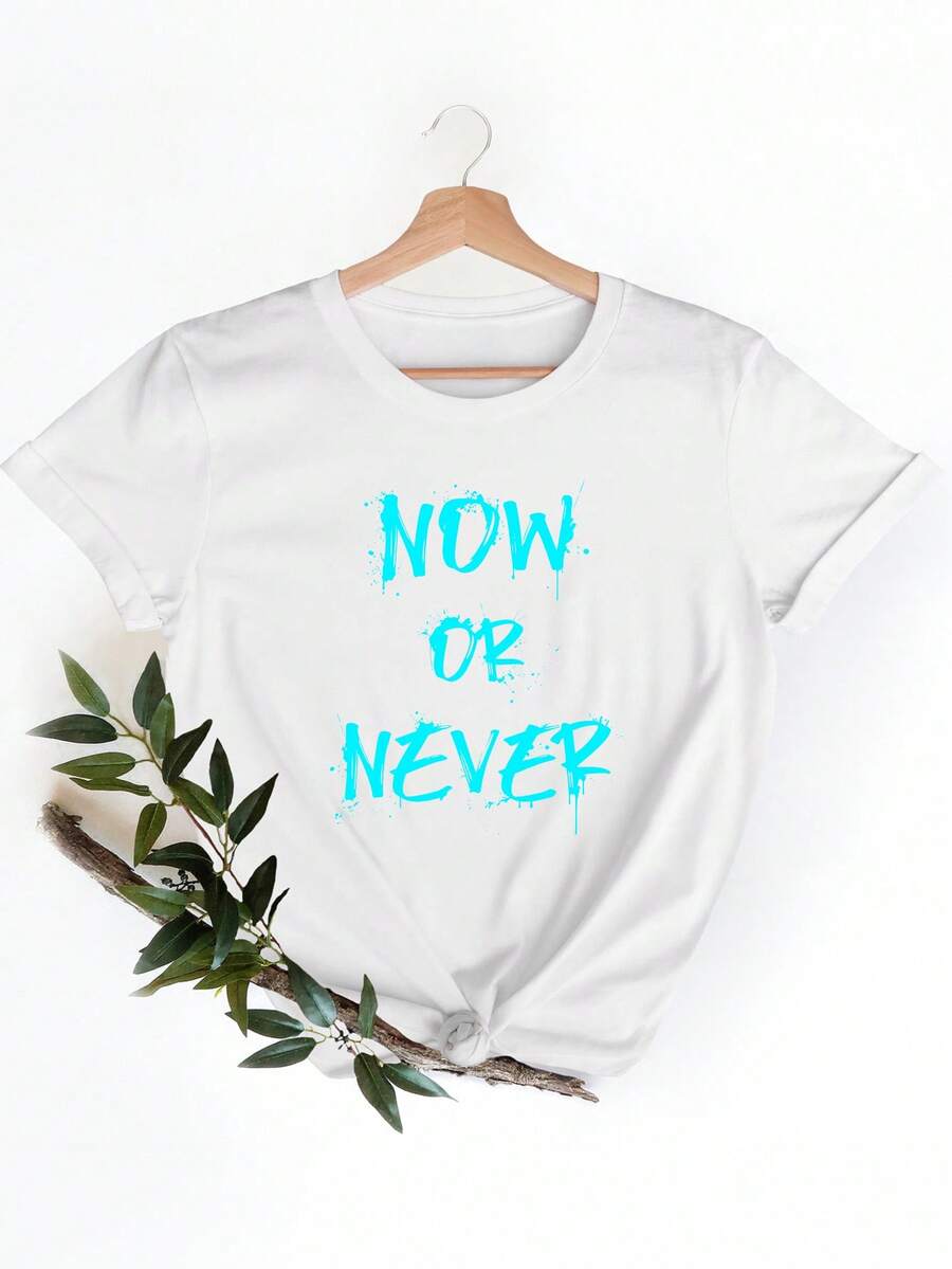 Camiseta blanca de mujer con estampado frontal con la frase 'ahora o nunca', diseñ para comodidad y uso informal adecu para tres diarios y un estilo de vida
