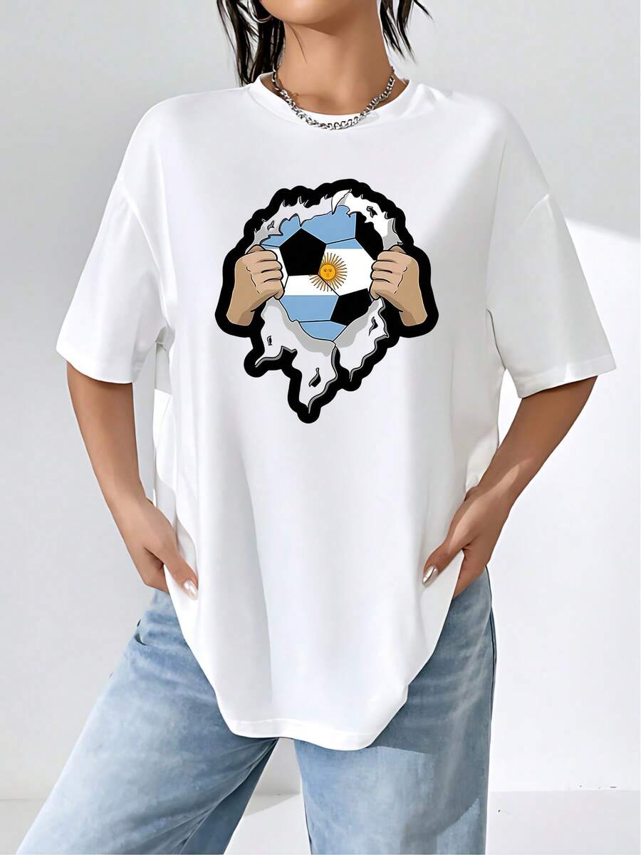 Manos rasgando tela para revelar bandera de Argentina y balón simbolizando pasión y fuerza del fútbol nacional camiseta de mujer 100% algodón cómoda y perfecta para fanáticas del deporte y orgullo argentino - Blanco - Ver 1