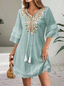 Vestido de mujer con cuello en V bordado, detalles con borlas de colores, manga 1/3 con volantes, decoración con borlas, vestido elegante de playa y vacaciones de verano - verde menta - Ver 5