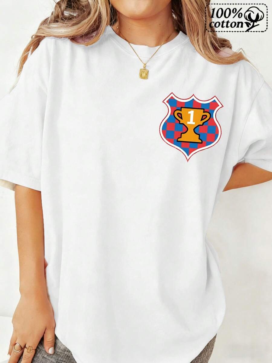Camiseta de moda de mujer en blanco con un escudo de trofeo con un diseño número uno, perfecto para salidas informales y ocio