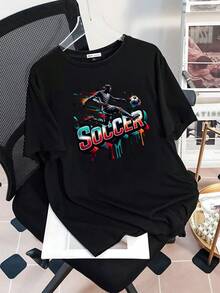 Jugador de fútbol dinámico en plena acción con balón y efectos de pintura colorida que simbolizan energía pasión y movimiento urbano moderno camiseta de mujer 100% algodón cómoda para uso diario casual deportiva - Negro - Ver 3