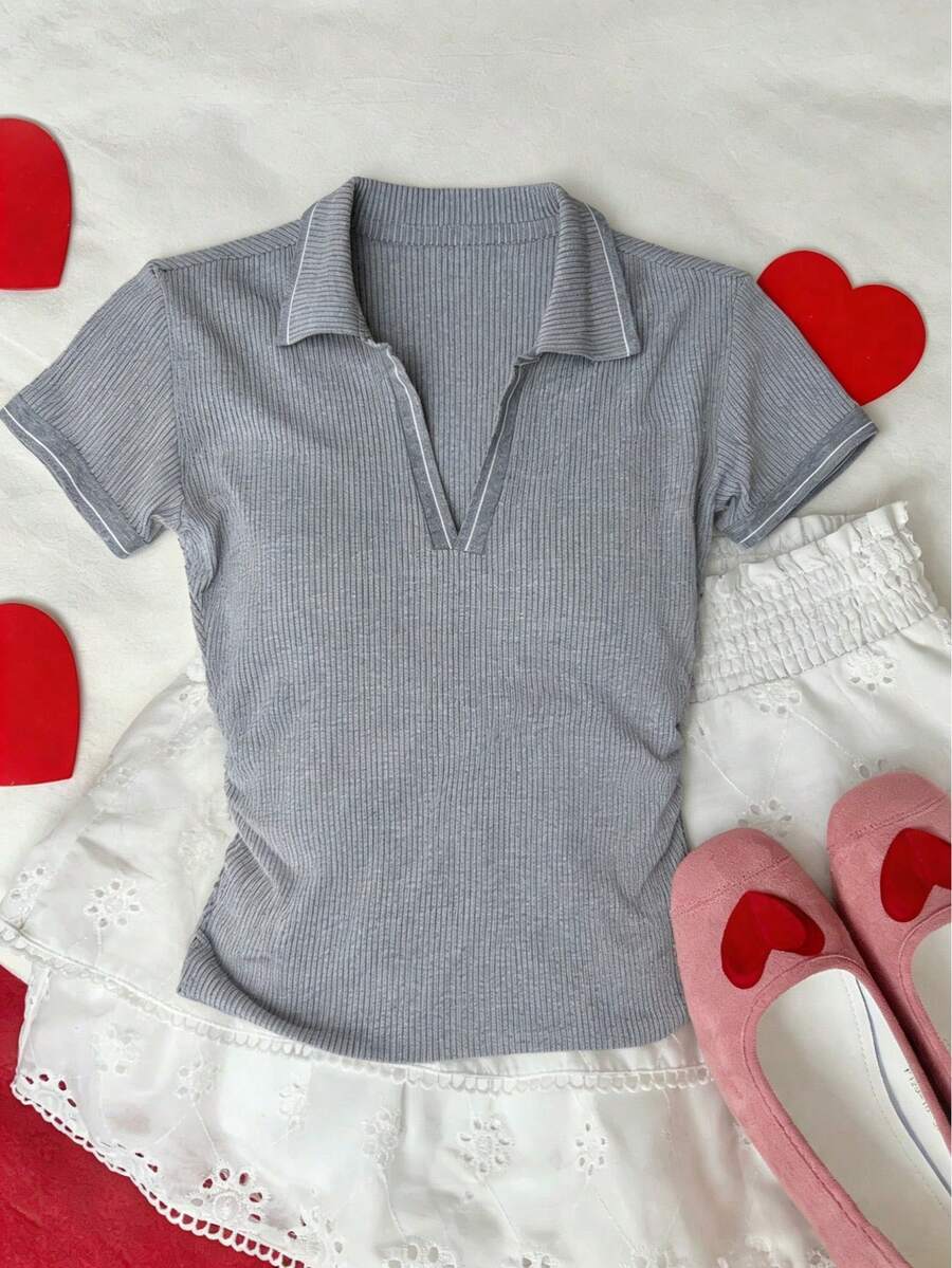 Blusa polo de manga corta para mujer, diseño con cuello abierto en V y detalles de línea, confección suave (versión regular) y textura de canalé , perfecta para combinar con jeans, shorts y faldas - Gris - Ver 1
