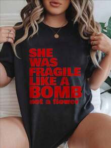 Camiseta Casual de Manga Corta para Mujer - "Ella Era Frágil Como Una Bomba, No Una Flor", Cuello Redondo, Top de Verano, Lavable a Máquina, Camisetas para Damas, Ropa Casual, Estilo Moderno, Ajuste Cómodo  
 -Blanco - Negro - Ver 7