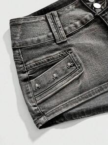 SHEINxHITOMI Shorts vaqueros de mujer con estilo vintage, cintura súper baja, decorados con calavera y remaches, estilo - Gris Oscuro - Ver 3