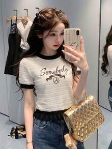 女士撞色下摆荷叶边刺绣字母针织上衣，可爱学院风甜美街头风短袖圆领修身黑白针织衫，适合春季、夏季、初秋穿着，约会、上学、聚会、情人节、复活节、返校季等场合皆宜。 - 乳白色 - 查看 1