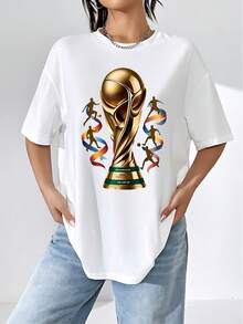 El estampado muestra una copa dorada que simboliza la pasión y la gloria del fútbol rodeada de figuras de jugadores en movimiento con cintas de colores que transmiten energía y unidad camiseta de mujer 100% algodón cómoda moderna y perfecta para fans del deporte - Blanco - Ver 1