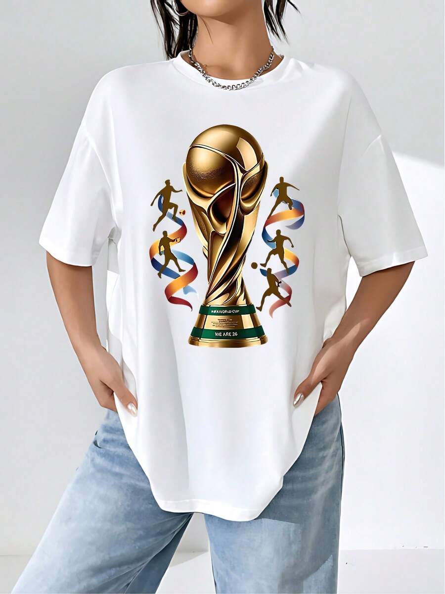 El estampado muestra una copa dorada que simboliza la pasión y la gloria del fútbol rodeada de figuras de jugadores en movimiento con cintas de colores que transmiten energía y unidad camiseta de mujer 100% algodón cómoda moderna y perfecta para fans del deporte - Blanco - Ver 1