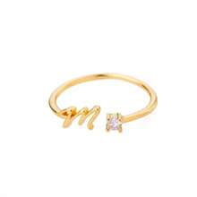 Một chiếc nhẫn có mặt nhẫn hình học điều chỉnh được và khắc tên bằng chữ cái tiếng Anh. - Vàng - Xem 3