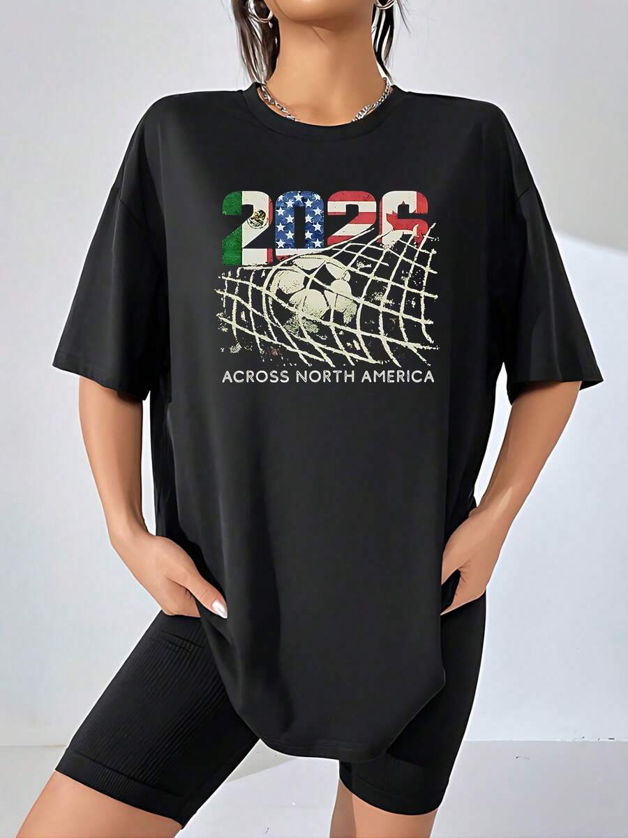 Soccer Ball Entering The Net With The Number 2026 Decorated With The Flags Of Mexico, The United States, And Canada, Symbolizing Sporting Unity In North America. Women's T-Shirt, 100% Cotton, Comfortable, Breathable, Ideal For Soccer Fans. - 黑色 - 查看 1