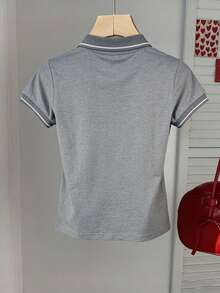 Blusa polo de manga corta para mujer, diseño con cuello abierto en V y detalles de línea, confección suave (versión regular) y textura de canalé , perfecta para combinar con jeans, shorts y faldas - Gris - Ver 3