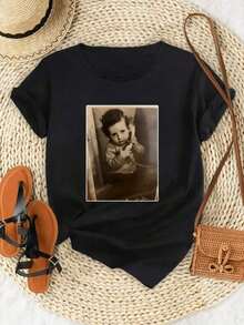 Personalized White T-Shirt For Women With Vintage Photo Print Of A Boy With A Retro Telephone, Unique And Nostalgic Design, Ideal For Retro Fashion Lovers And Personalized Gifts - Unisex Vintage Urban Style T-Shirt, Cotton, Short Sleeve, Round Neck And Loose Fit. - 黑色 - 查看 2