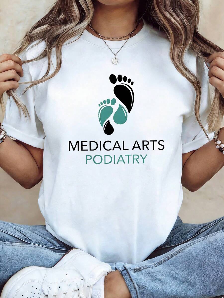 Talla grande, ARTS PODIATRY Camiseta de talla grande para mujer - Camiseta de práctica con temática de podología con estampado de huella de pie y texto de podología, blusa de manga corta y cuello redondo compatible con clínicas, eventos profesionales, atuendos de primavera (Lavable a máquina) - Blanco - Ver 1