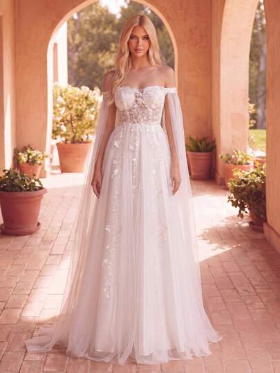 Faeriesty Elegante vestido de novia con hombros descubiertos, con mangas de chifón transparente y delicadas aplicaciones florales - Perfecto para recepciones nupciales, sesiones de fotos de alta moda y bodas en jardines encantados. Blanco primaveral