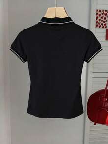 Playera polo para mujer de manga corta, cuello tipo polo con abertura en V y detalles de rayas contrastantes, disponible en corte regular y crop, ideal para uso diario, casual y looks deportivos - Negro - Ver 2