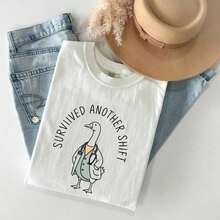 Blusas>Bonito 1pc Casual 100% Algodón Camiseta para mujer Deportivo Apto para llevar en primavera verano otoño e invierno Camisetas para parejas Nuevo modelo 2026 con estampado de pato con bata de médico y texto survived another shift 100% Cotton Blusas Para Mujer Casual - Blanco - Ver 1