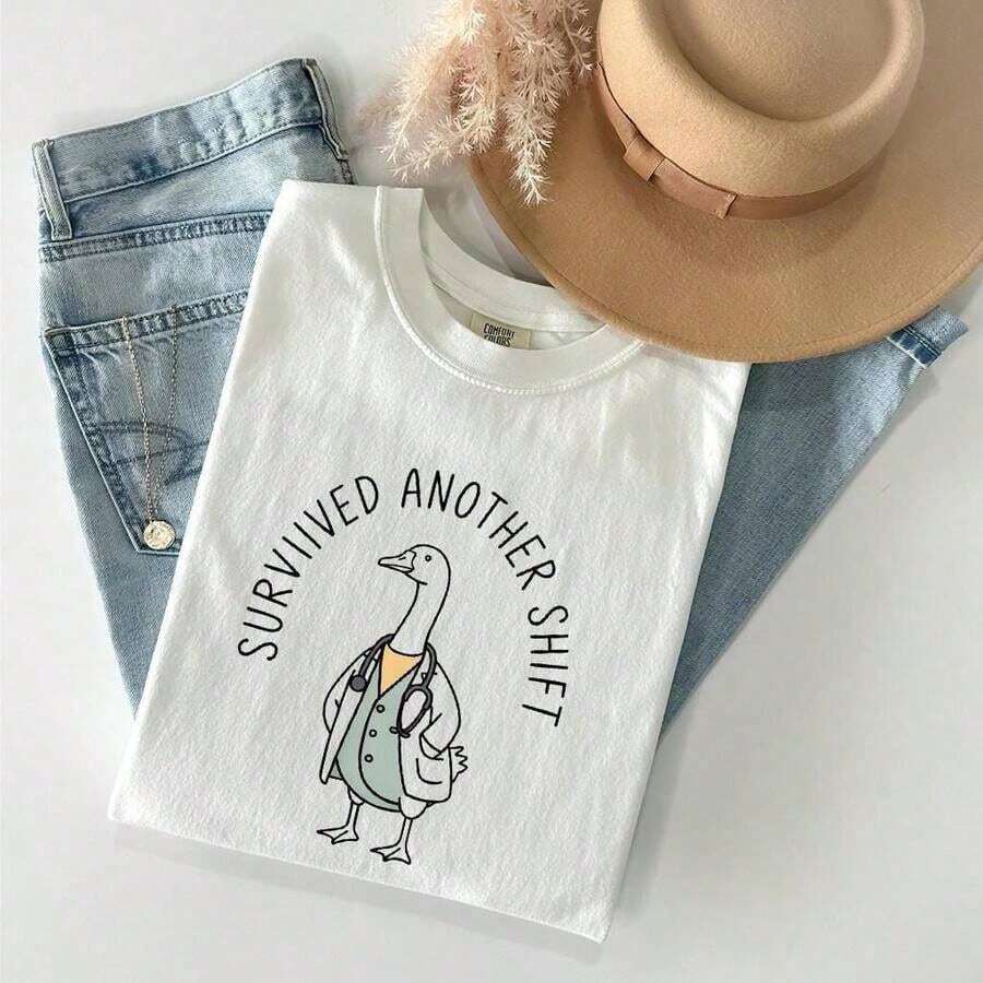 Blusas>Bonito 1pc Casual 100% Algodón Camiseta para mujer Deportivo Apto para llevar en primavera verano otoño e invierno Camisetas para parejas Nuevo modelo 2026 con estampado de pato con bata de médico y texto survived another shift 100% Cotton Blusas Para Mujer Casual - Blanco - Ver 1