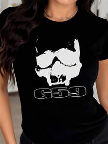 Cráneo abstracto blanco que representa la fuerza interior y la búsqueda de identidad con contraste audaz y estilo rebelde camiseta de mujer casual moderna urbana - Negro - Ver 1