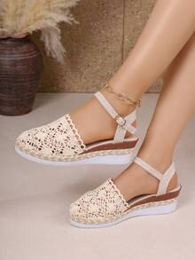 Giày sandal đế xuồng móc họa tiết hoa phong cách Boho, sandal bít mũi có quai điều chỉnh được. - Màu be - Xem 2