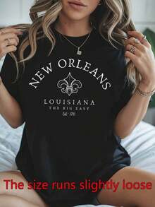 Camiseta de mujer con la imagen de Nueva Orleans, Luisiana, conocida como The Big Easy, establecida en 1718. Cuenta con un diseño de flor de lis blanca, perfecta para uso casual o como recuerdo de viaje. Esta camiseta lavable a máquina es adecuada tanto para el uso diario como para ocasiones informales. - Negro - Ver 1